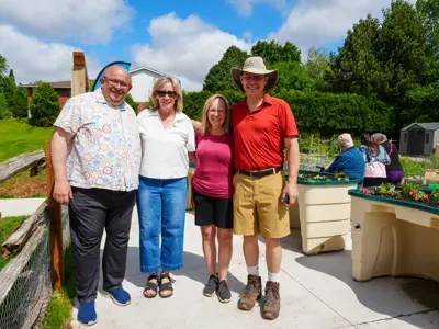 Photo of the mayor, councillor and the 2 garden coordinators